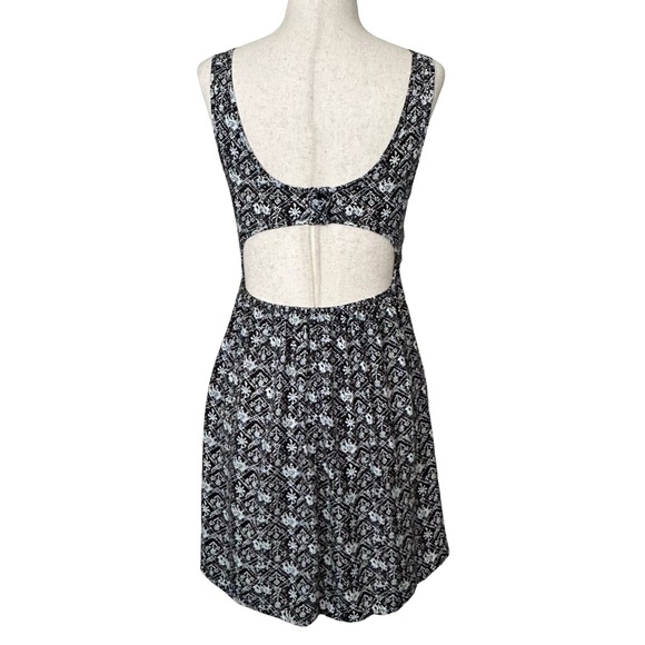 Flowy Abstract Pattern Mini Dress with Keyhole Cutout Back - XS - Black & White - Picture 4 of 11